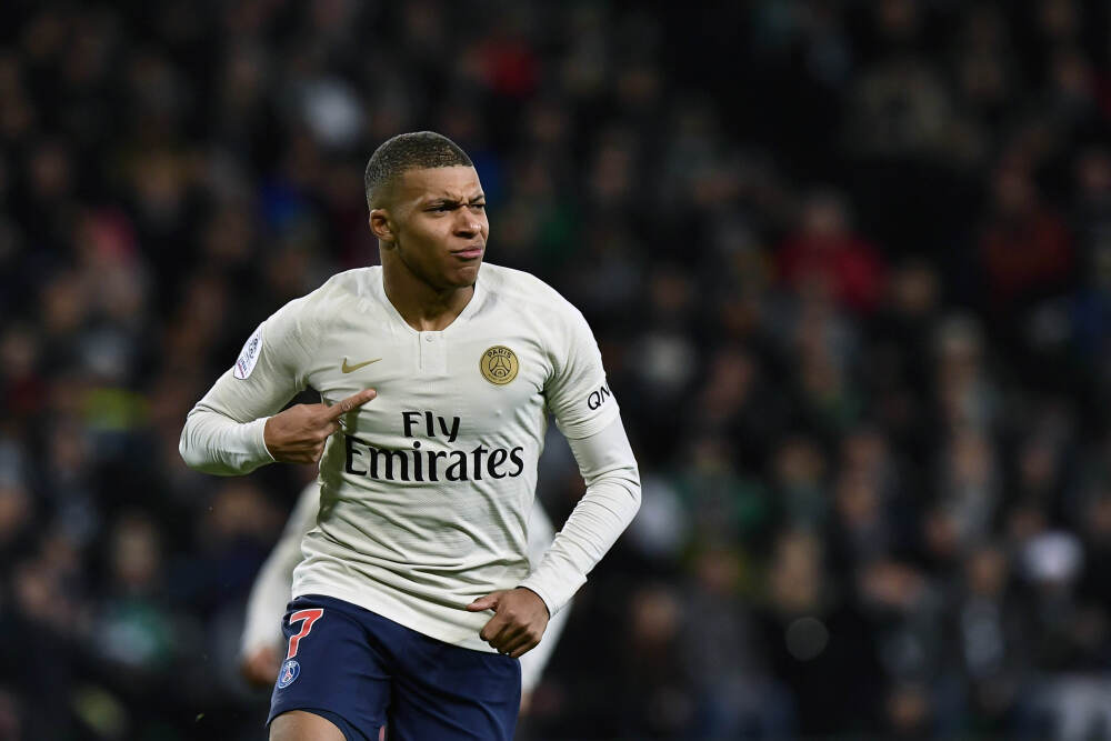 范玮琪晒圣诞全家福，双胞胎儿子大长腿，喜欢玩平板，都近视了！